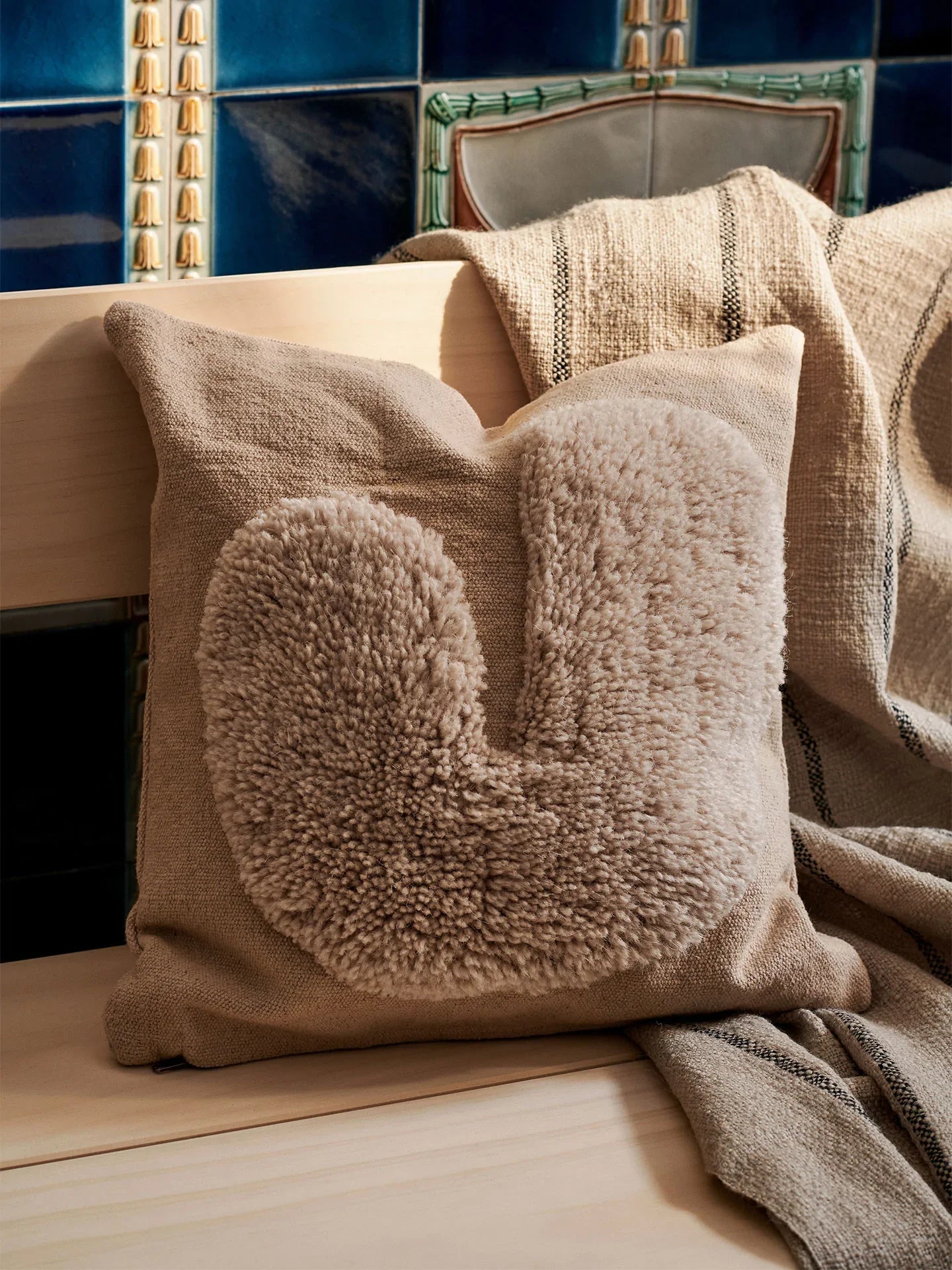 Lay Cushion Sand/Off-white