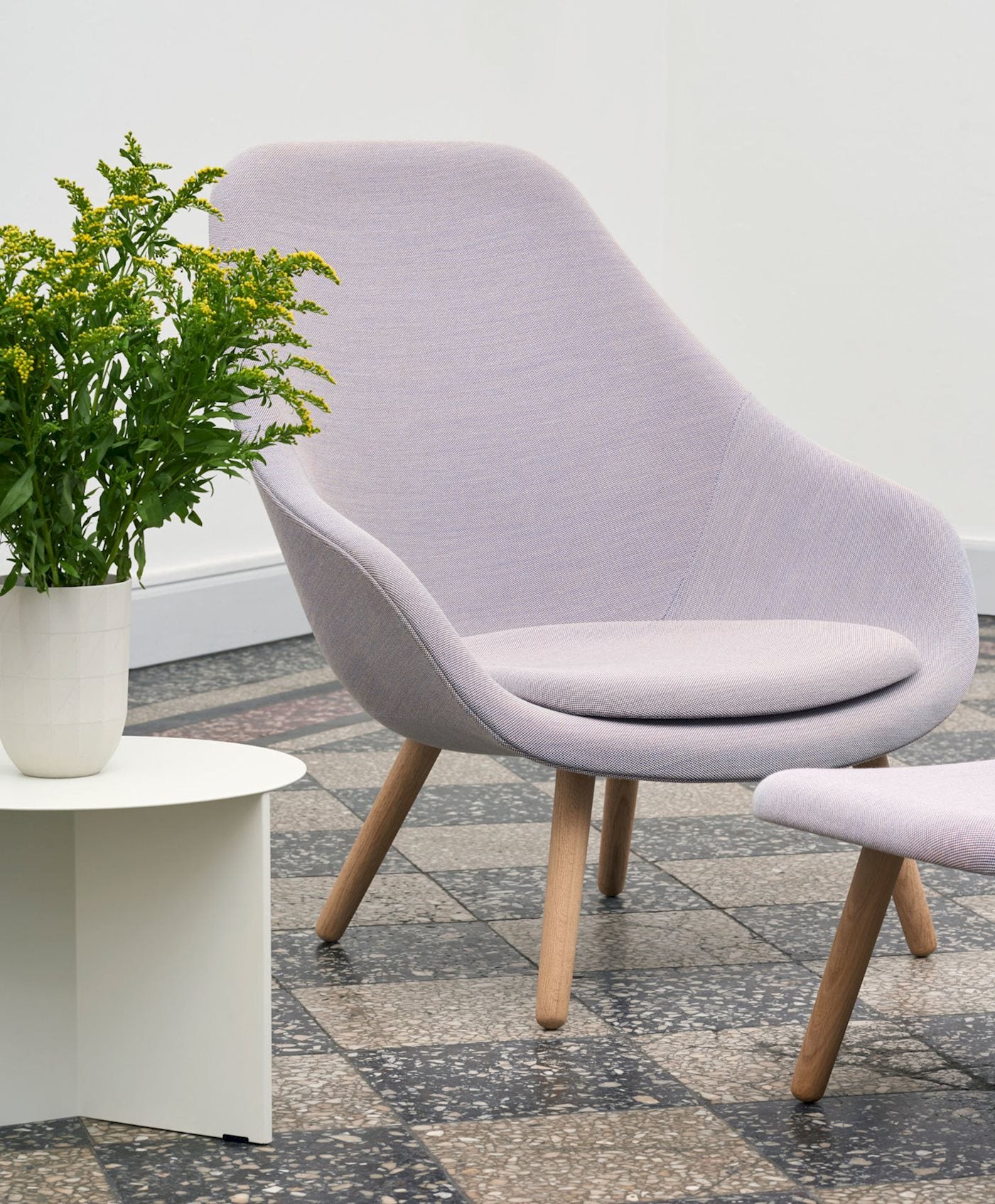 About A Lounge Chair / AAL 92