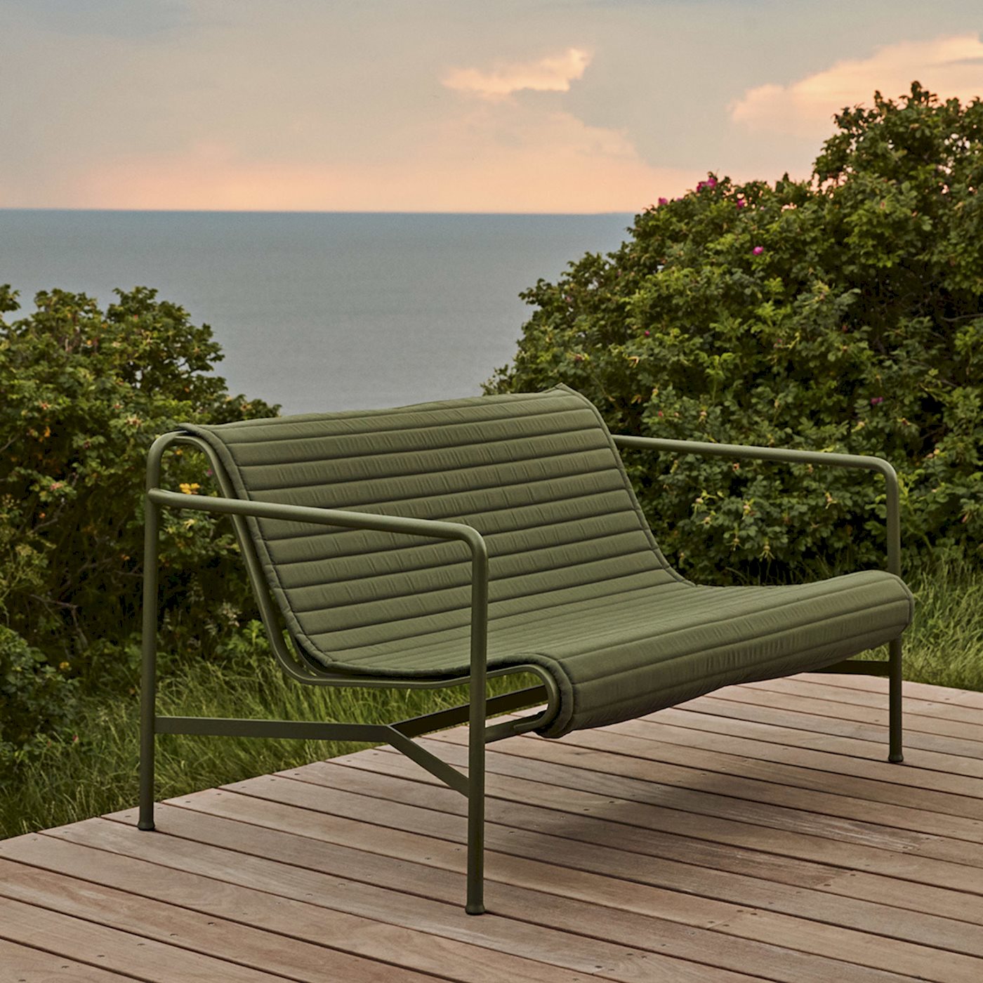 Hay palissade sales lounge bench